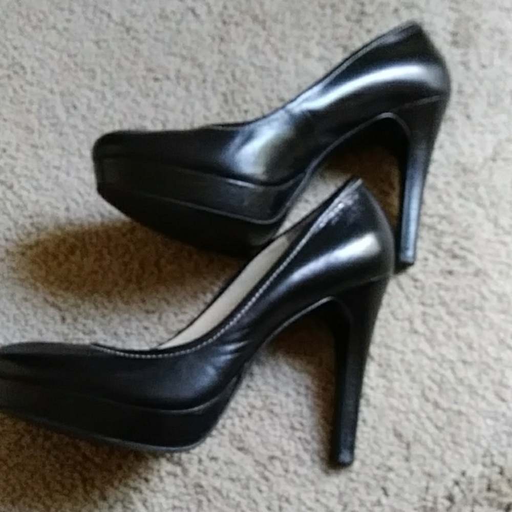 Calvin Klein Classic Black Pumps - Picture 2 of 4